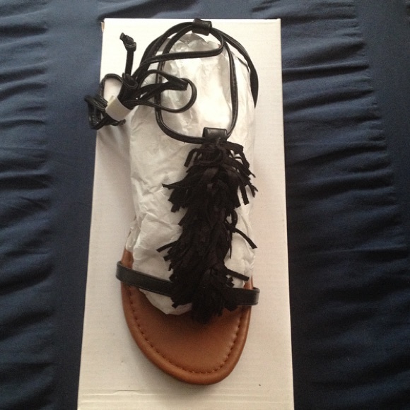 🌼5 for $25🌼 Black Fringe Sandals size 8 - Picture 7 of 7
