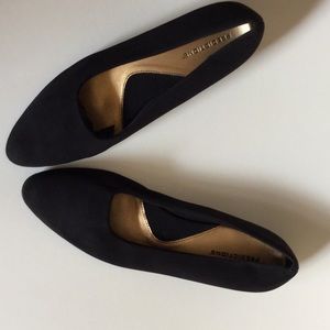 Predictions size 8 black fabric covered flats