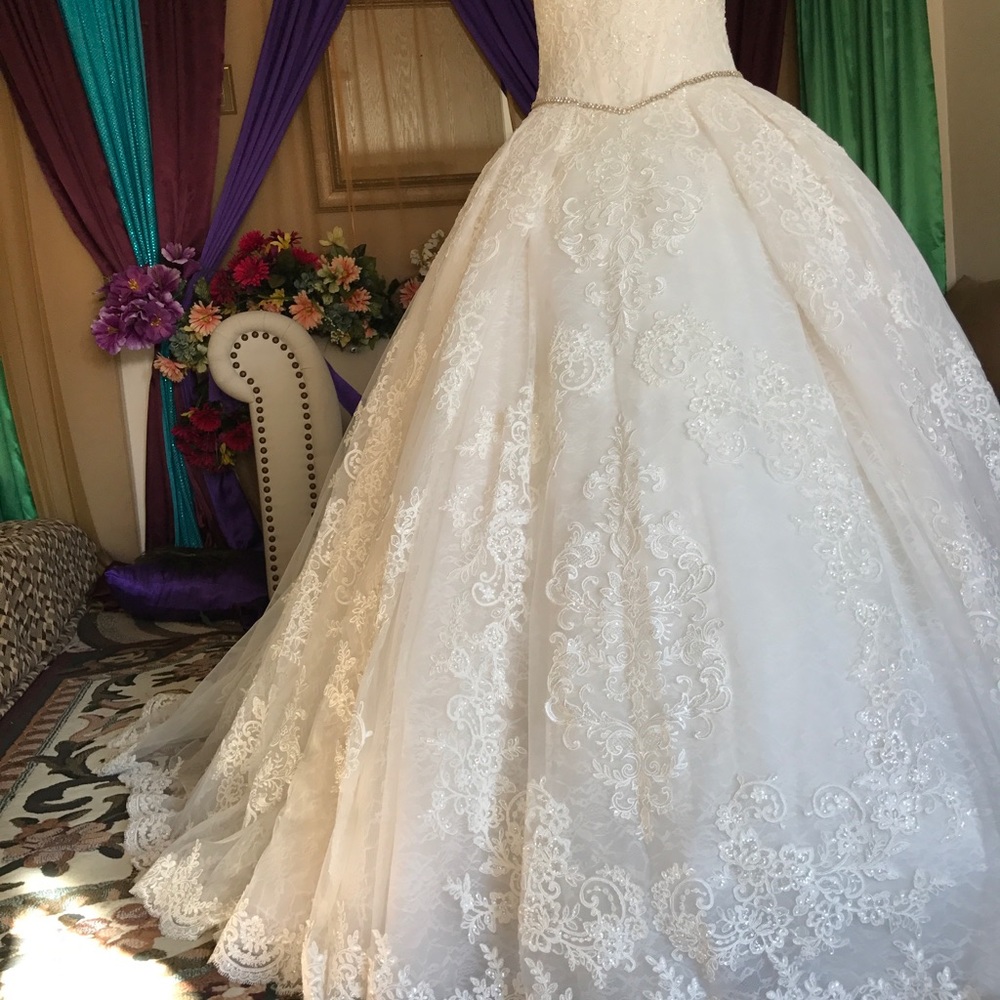 Class/style wedding dress color ivory