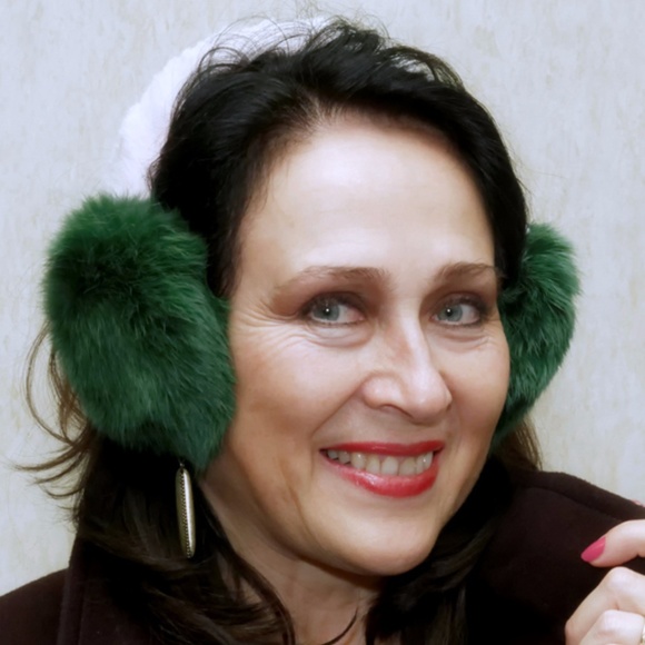 New York Knit Hat with Fox Fur Pom - Picture 2 of 3