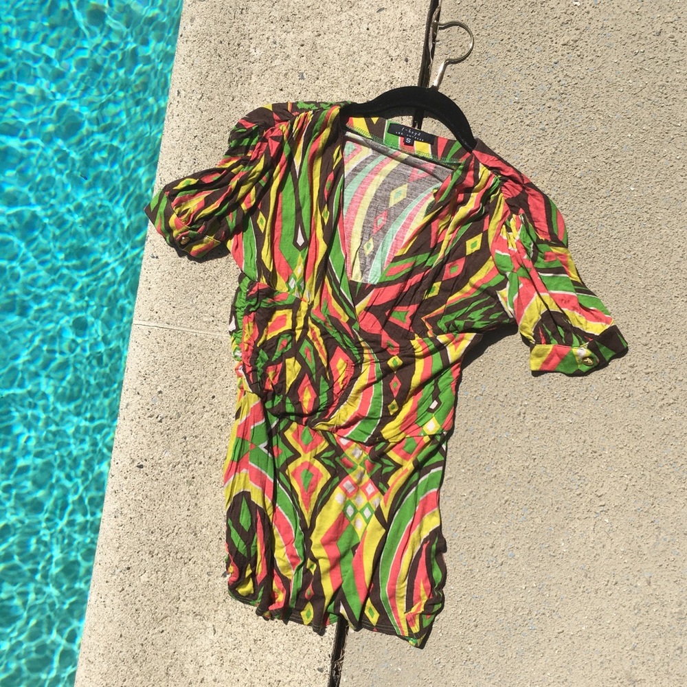 GORGEOUS print t-bags deep v top w/gathered waist
