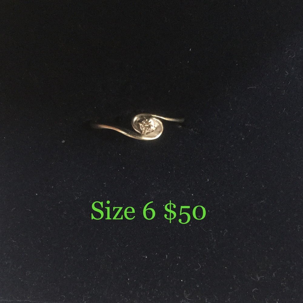 Women's 10k diamond ring