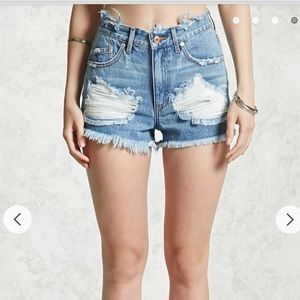 Distressed Highwaisted Shorts