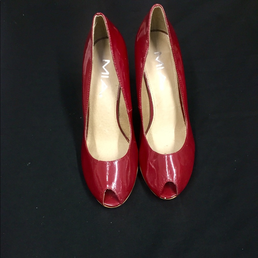 Red Size 8M MIA key Hole Toe 3in Heels.