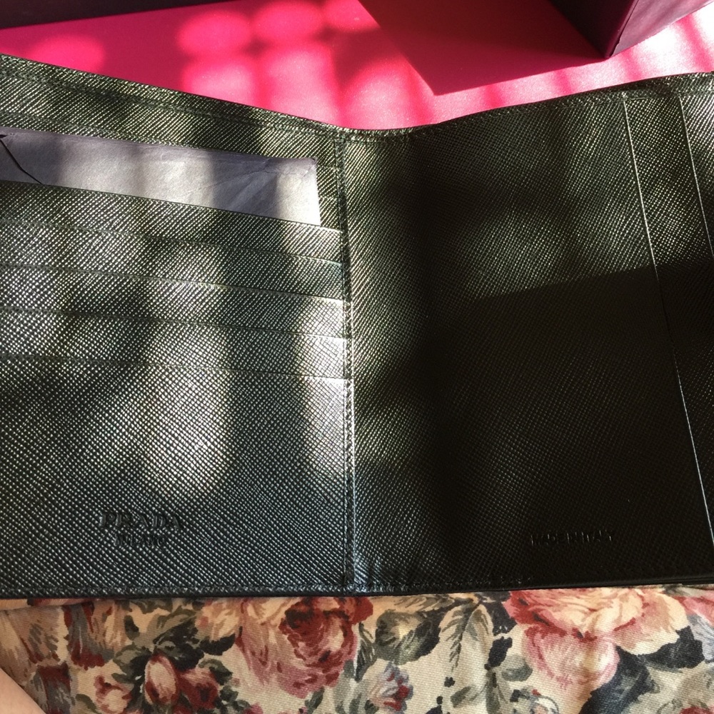 Prada wallet  great size💯authentic - Picture 2 of 8