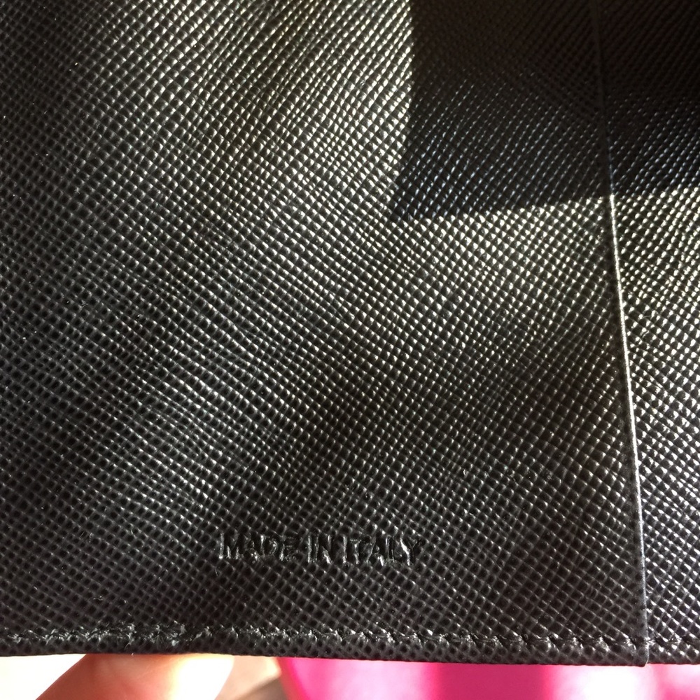Prada wallet  great size💯authentic - Picture 4 of 8