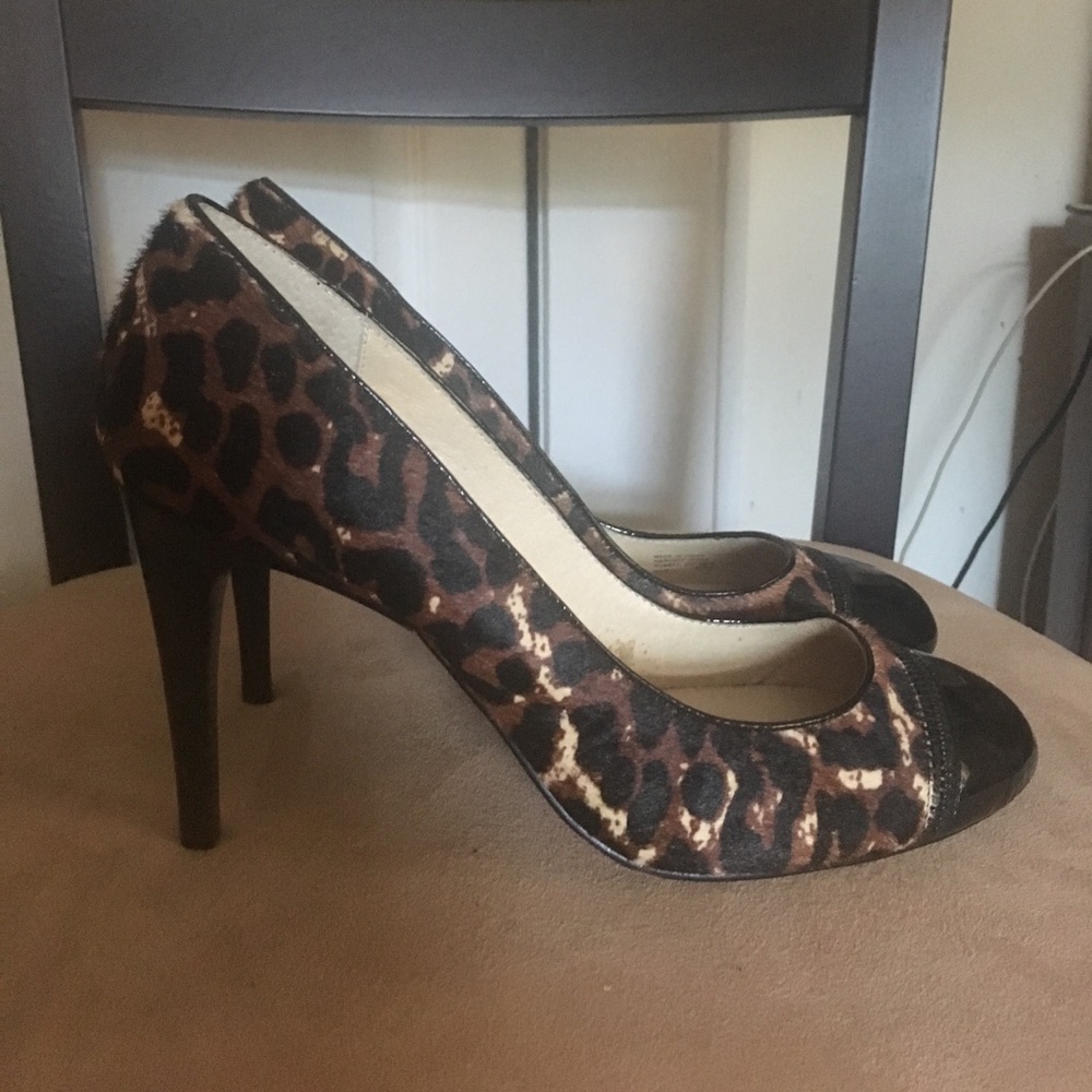Michael kors leopard textured pump