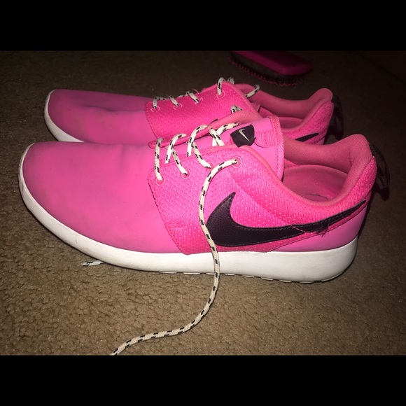 Nike Shoes - Nike Roshe