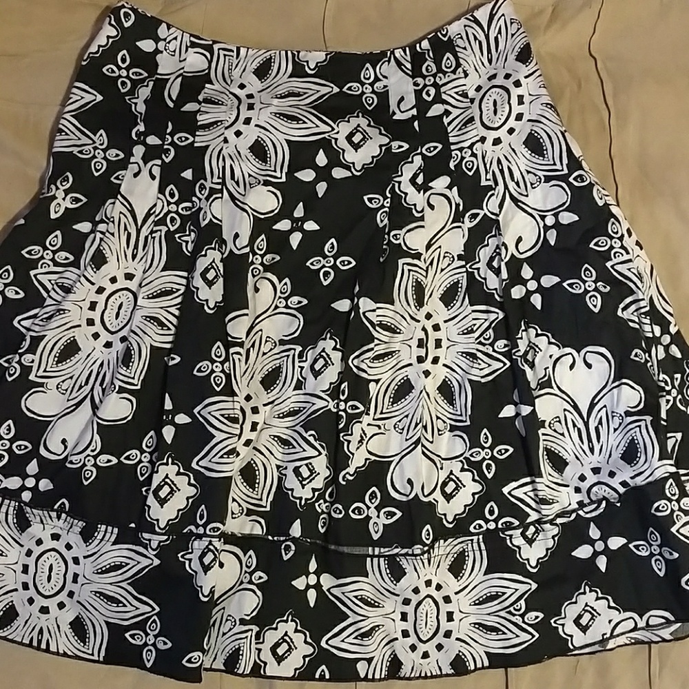 Adorable White House Black Market skirt