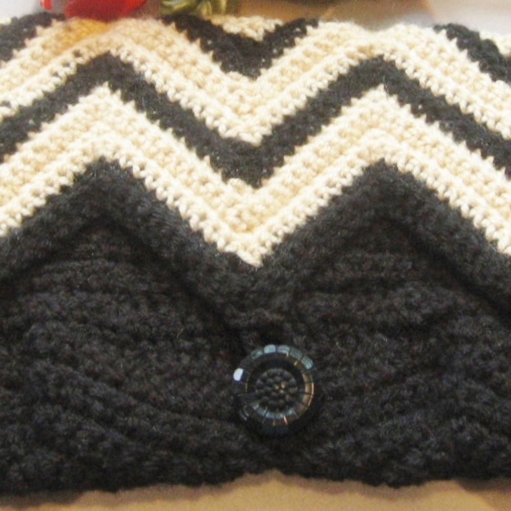 Retro Black & Tan Handmade Crochet Clutch