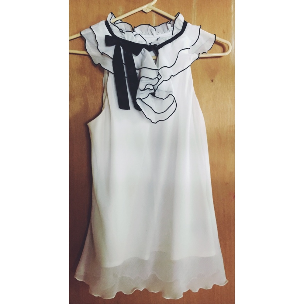 Elegant/top with black ribbon 🖤