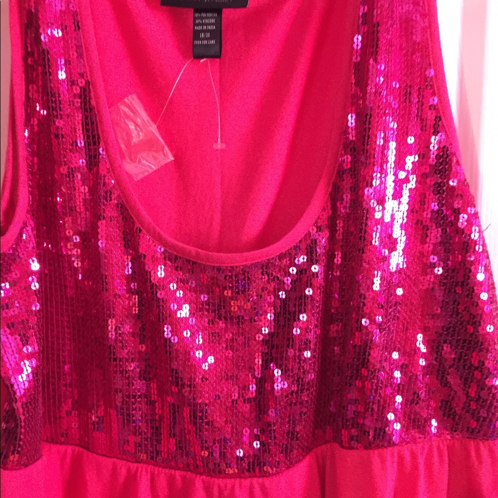 Sequence & Ruffled tank - Picture 2 of 3