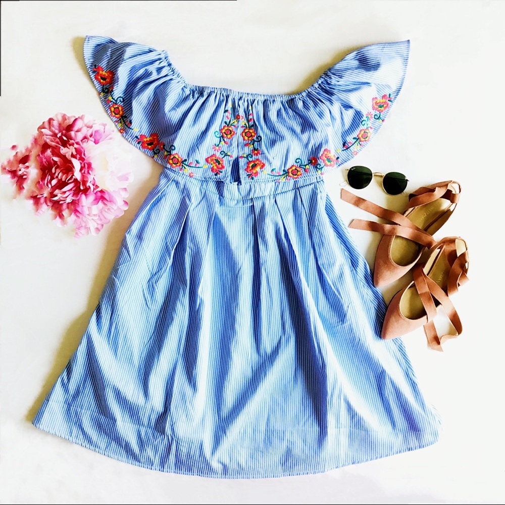 🎉🎉HP🎉🎉NWOT embroidered off the shoulder dress