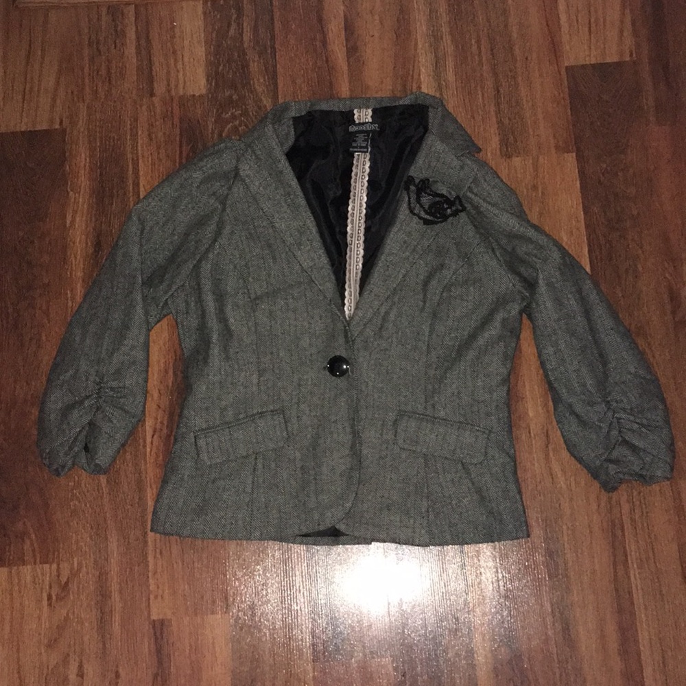 Super cute 3/4 length blazer-like top!