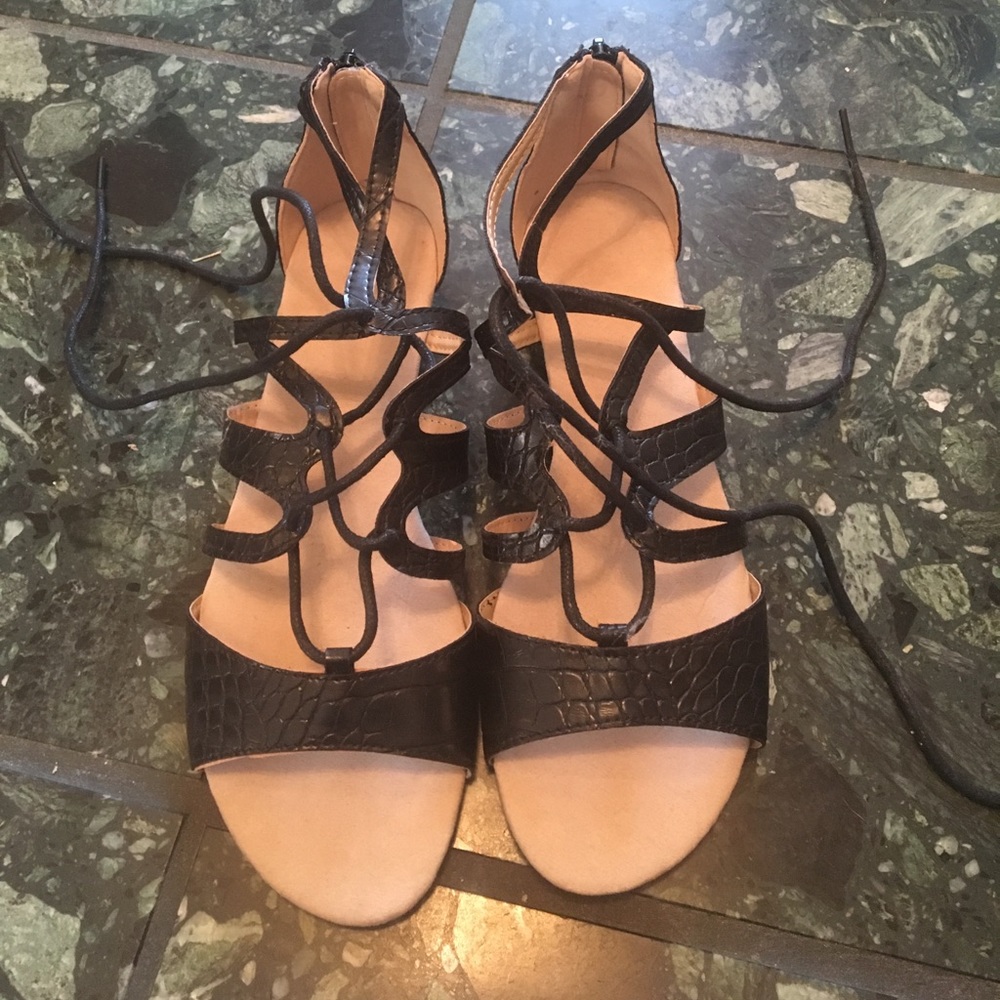 Alligator Print Black Tie Sandals. Size 8