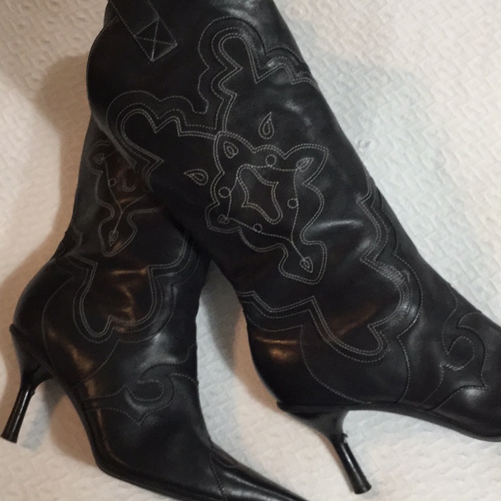 Stunning Kenneth Cole leather heeled boots.