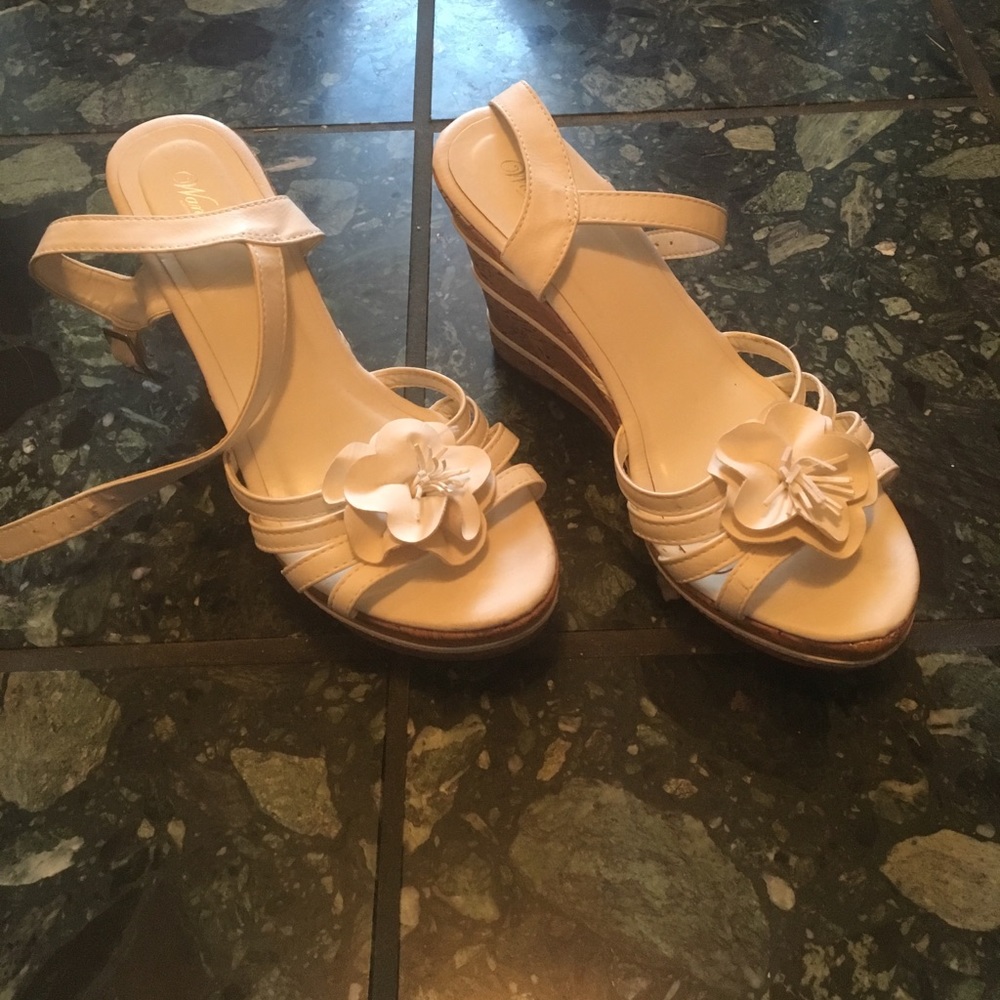 White Flowered Wedges. Size 8.5