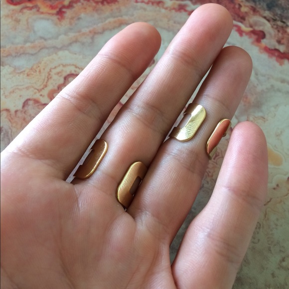 🥰 A Set of Two Gold Tone Rings One Size Fits All - Picture 4 of 9