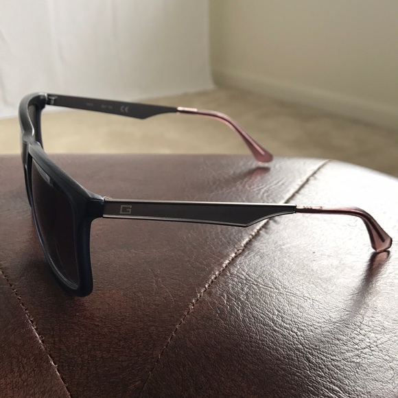 Guess Sunglasses - Picture 1 of 6