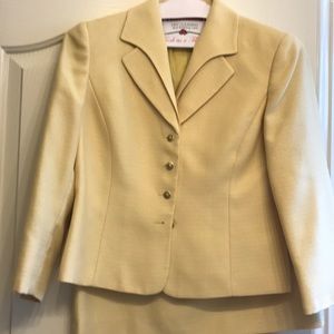 Tahari Suit size 8