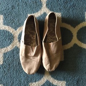 Men's tan Toms