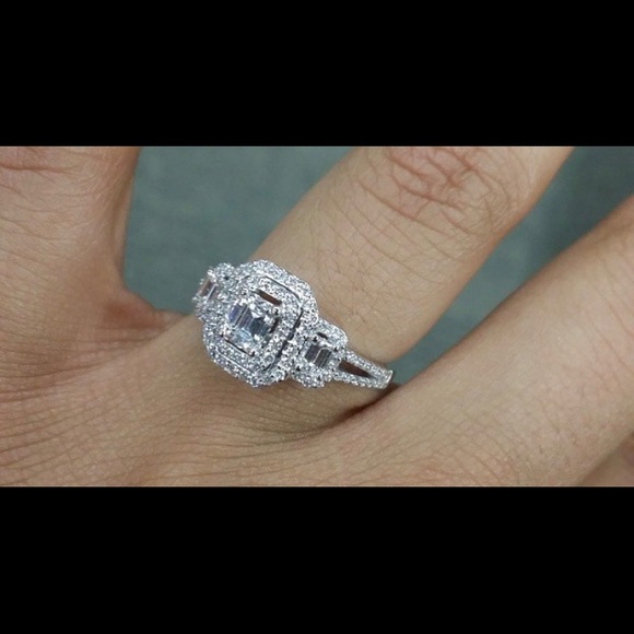 Helzberg: Emerald cut diamond ring - Picture 1 of 3