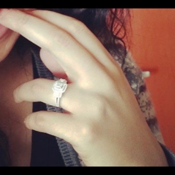 Helzberg: Emerald cut diamond ring - Picture 3 of 3