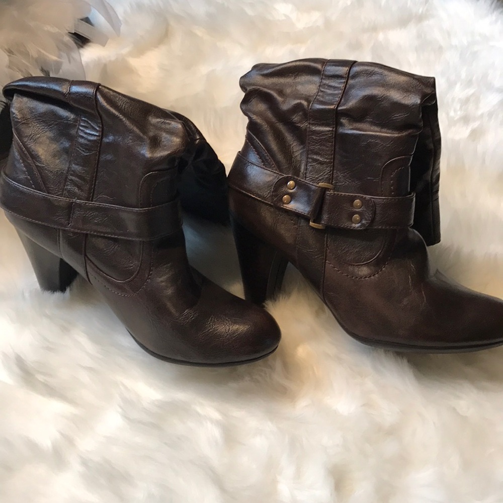 Cute brown boots. Great for fall🍂🍂
