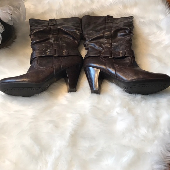 Cute brown boots. Great for fall🍂🍂 - Picture 2 of 2