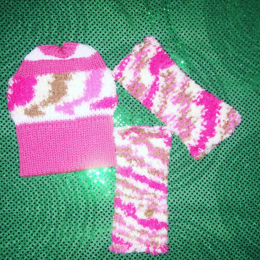 Hat and fingerless glove set