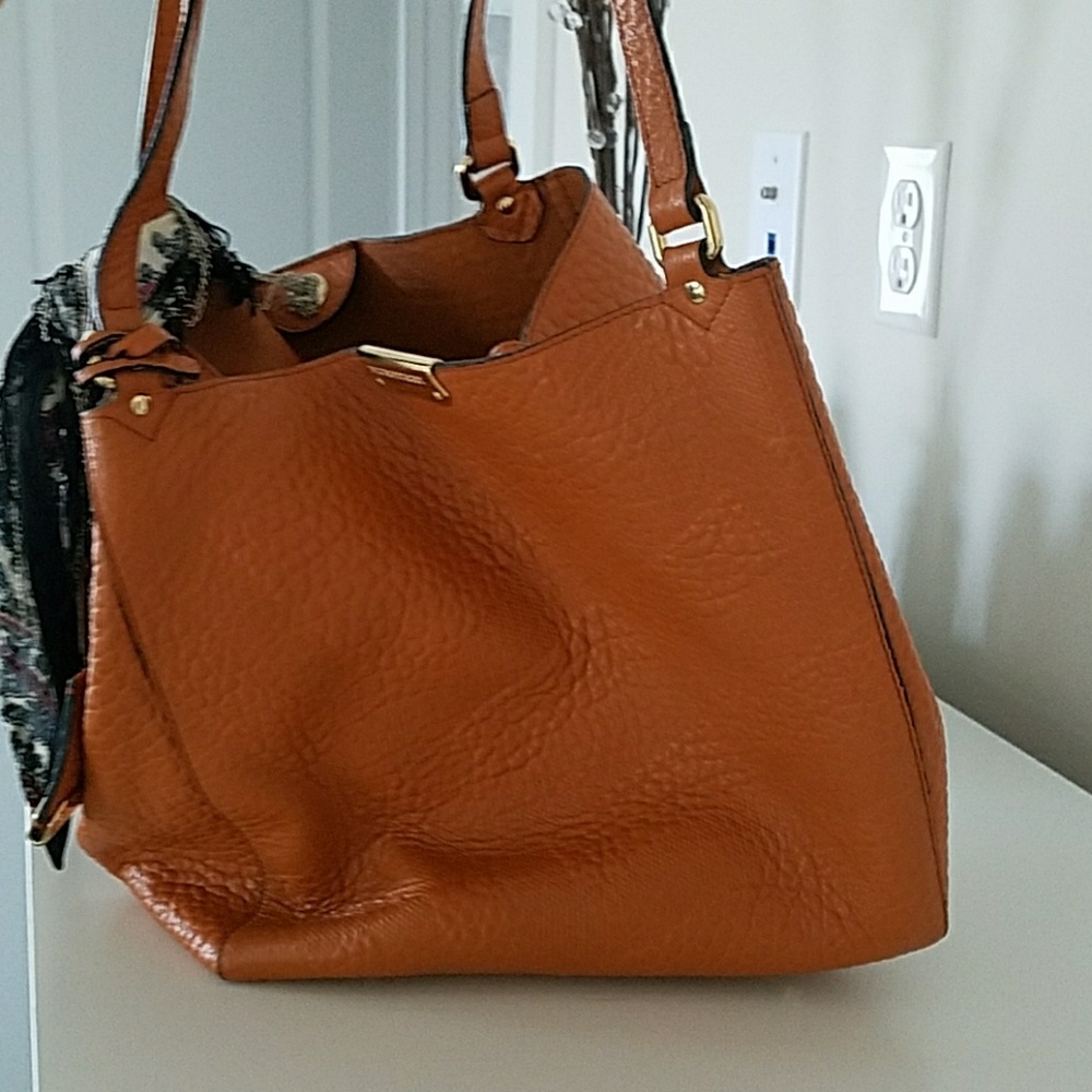 Burberry - Picture 2 of 3