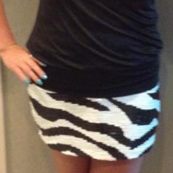 Bebe Black and white zebra sequin mini skirt - Picture 2 of 5