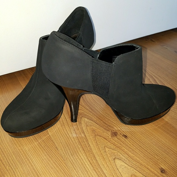 Classy Black Heels - Picture 2 of 6