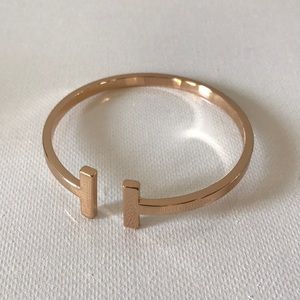 Gold T-bracelet