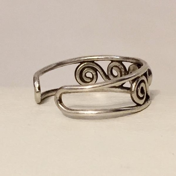 Sterling silver filigree red ruby stone toe ring - Picture 5 of 7