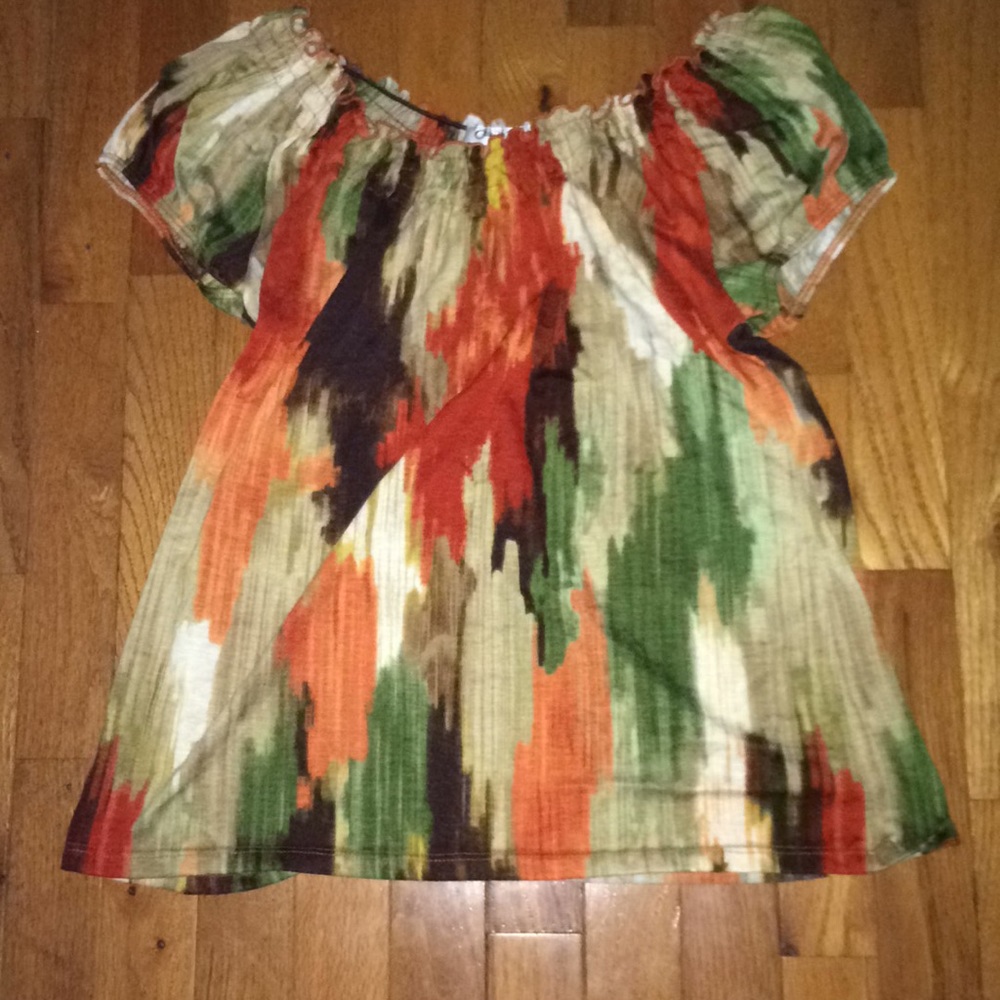 Barely worn off shoulder shirt! *OFFERS?*❣️