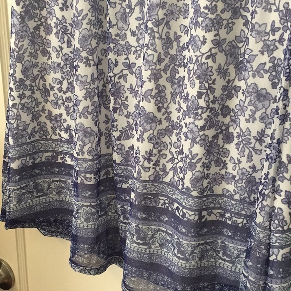 White lace and blue floral print dress - Picture 3 of 4