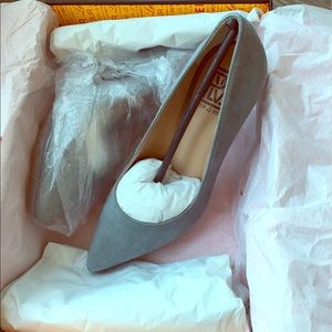 Pour La Victoire pump, grey