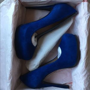 Deep blue Pour La Victoire pumps, size 6