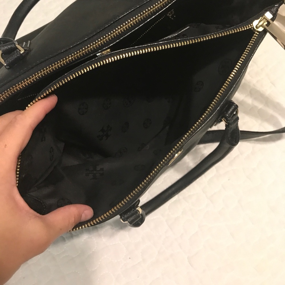 Tory Burch Robinson Handbag - Picture 4 of 8