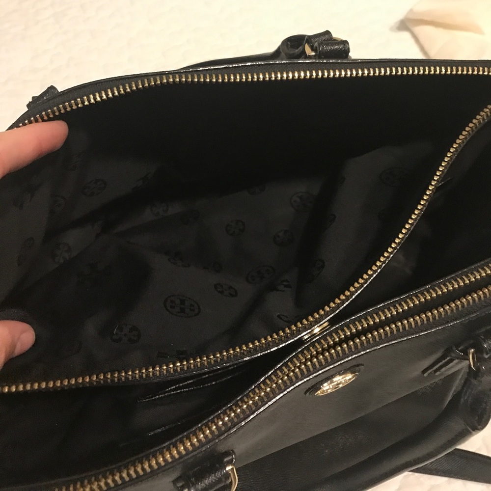 Tory Burch Robinson Handbag - Picture 7 of 8