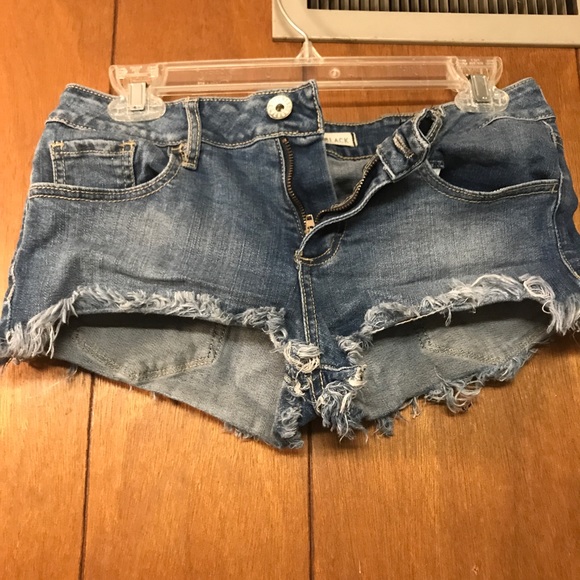 Bullhead Black Lowcut Mini Shorts - Picture 1 of 4