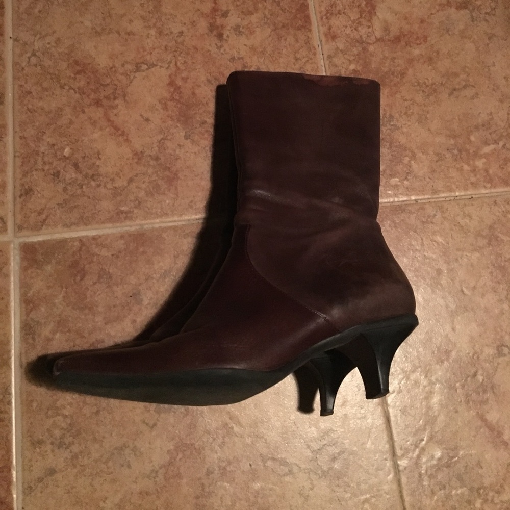 Mid height brown leather boots