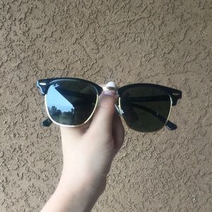 Black clubmaster Raybans comes with black case