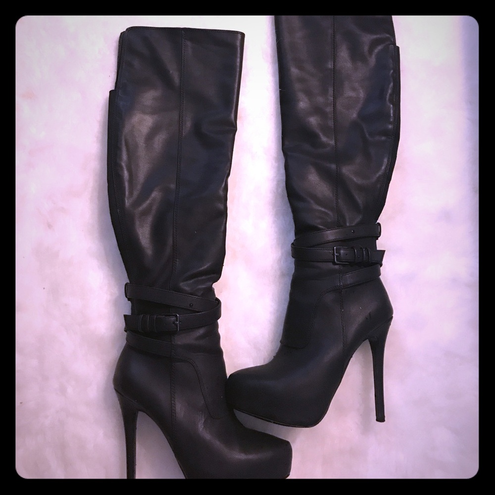 SOLD!! Stunning over the knee boots 🖤