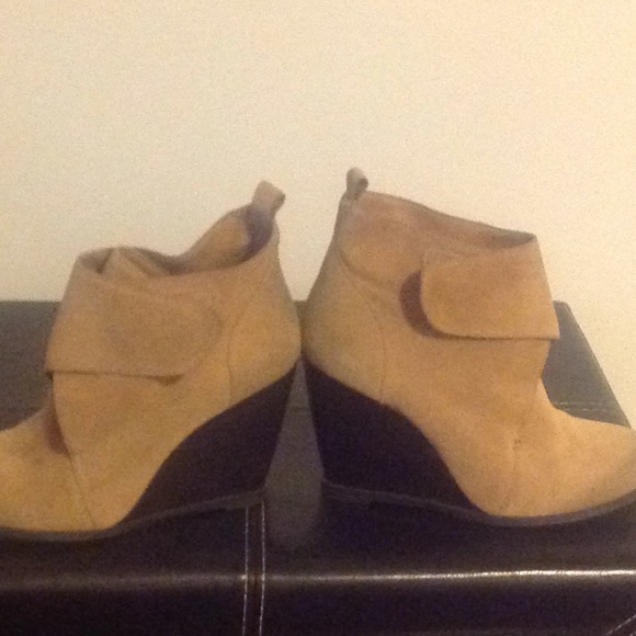 WEDGE TAN SUEDE ANKLE BOOTS - Picture 2 of 3