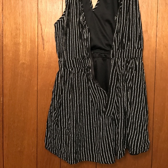 Francesca's Tie Neck Romper - Picture 2 of 3