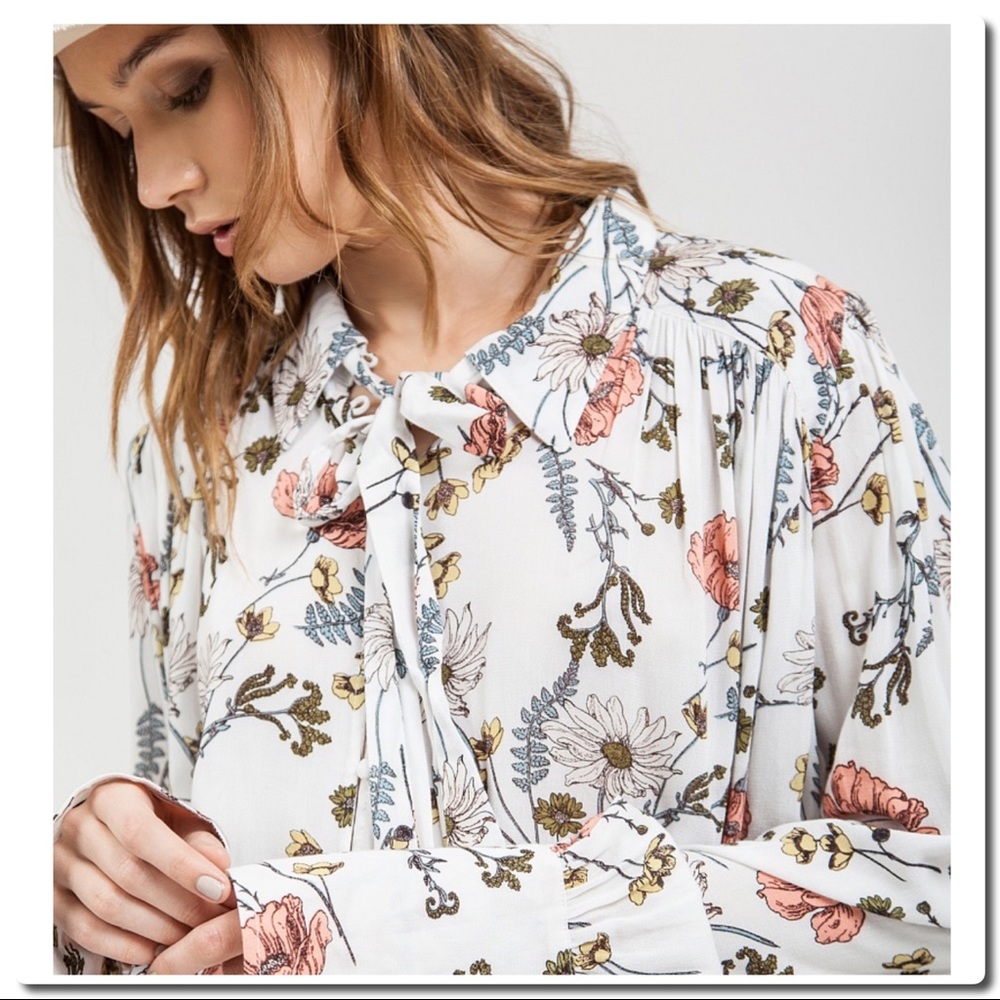 Floral  top with front tie and collar - Picture 3 of 6