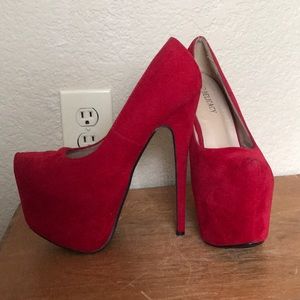 Sky High Suede Pumps 💋