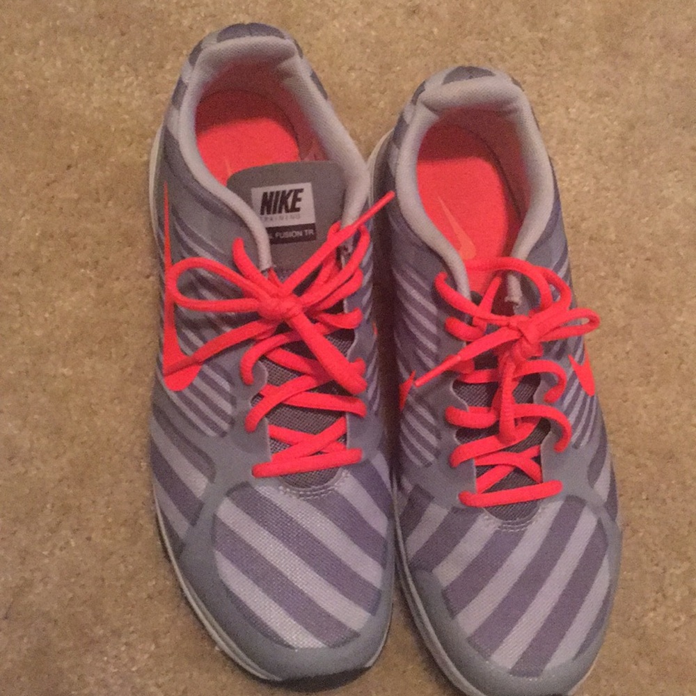 Grey and pink Nike dual fusion trainer